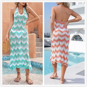 Les tenues de plage pour les femmes couvrent Pareo Summer 2024 Stripe ondulée tricotée Sexy Backless Sunblock Bikini Robe en polyester solide
