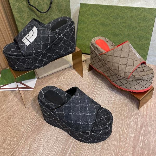 Zapatillas de playa moda Diseñador de fondo grueso Zapatos de mujer Alfabeto de dibujos animados dama Plataforma Cuñas Tacones de cuero carta Tacón alto Diapositivas Tamaño grande 35-42 con caja