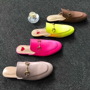 Strand slippers plat baotou slippers 100% dame slides dames schoenen sandalen klassieke ontwerper luie lederen suède letter cowhide metaal heren 4je9