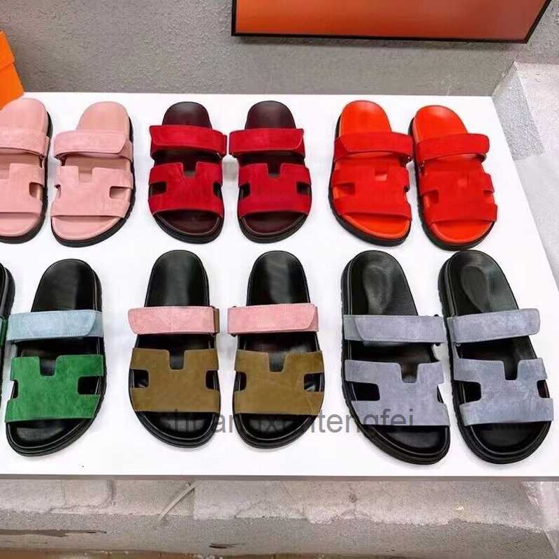 Flipers de praia verão clássico de luxo de luxo desenho animado Big Head Cabeça Curra plana Sandalle Sandals Hotel Bath Men slides Sapatos de grife de grife 35-42-45 com caixa