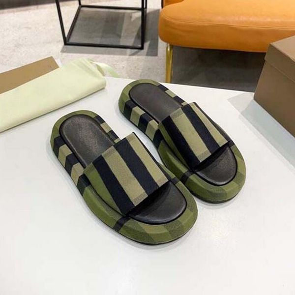 Zapatillas de playa, precio al por mayor, madera contrachapada, patrón de moda, entramado de letras, Sandalias planas para mujer, cómodas chanclas deslizantes de piel de cocodrilo para la playa.