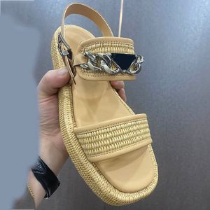 Strandslippers van stro Zwembadsandalen Damesplatformslippers Muiltjes Vrouw Zomerkettingsandalen Kamer Buitenrecreatie Luxe designerschoenen Topkwaliteit metalen letters