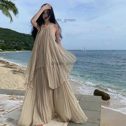 Robe longue des vacances à la plage High-de l'atmosphère touristique Photographie Déesse de déesse portant une robe de tenue élégante et fée