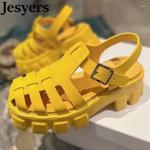 Strand Weave Women Plastic Flat Sole Sandalen Dikke uitsnijdingen Metaal Buckle Platform Sandalias Zomer Zomerzeer Vakantieschoenen 2024 135