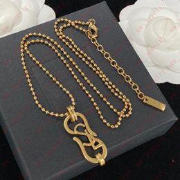 Collier pendentif lettre couleur unie chaîne de perles, chaîne de chandail collier simple personnalité féminine, cadeaux