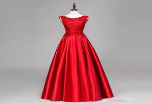 Kralen 395 Satijnen lange avondjurk met kantapparatuur 2019 Elegante vloerlengte avondjurken Rode formele jurken9228636