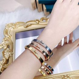 Kralen 925 zilveren nieuw hot merk hoogwaardige klassieke dames sieraden twist lock armband rosé goud bruiloft populair mode banket 240423