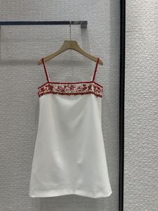Embellissements en perles sur la piste de robe courte à suspension mince blanche 2024 Nouveau robe de créatrice de sangle Spaghetti Spaghetti Brand Robe de style 0516-7