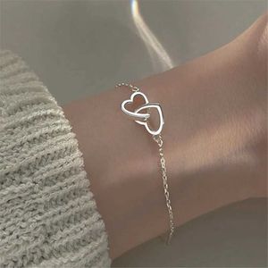 Kralen nieuwe zilveren kleur dubbele in elkaar grijpende kleine harten armband armband voor vrouwen fijne mode sieraden bruiloftsfeest cadeau 240423