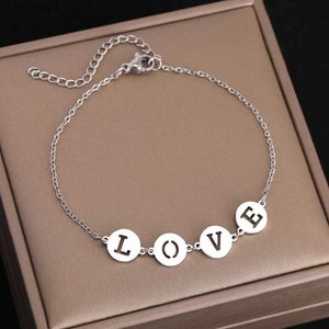 Bracelets en acier inoxydable perlées Lettres Love Simple Round Pendant Fashion Bracelet For Women Jewelry Wedding Trend Fine Party Cadeaux