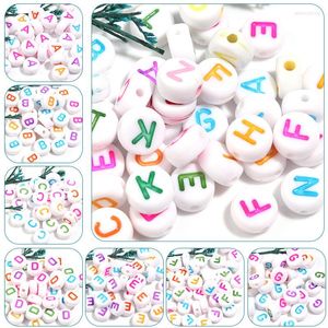 Kralen 100 stcs kleur Engelse acryl letter kraal voor doe -het -zelf armband sieraden maken accessoires plastic platte alfabetnummer