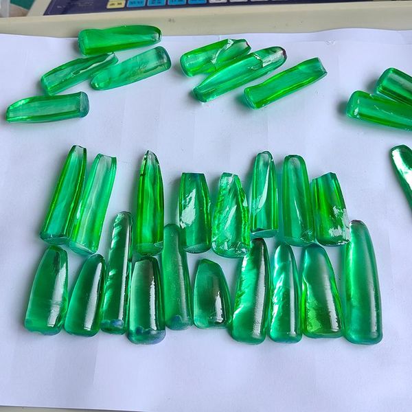 Cuentas, otro precio al por mayor, 200 g/lote, Material de corindón de Color verde, piedras preciosas sin cortar, ásperas para la fabricación de joyas, coleccionables