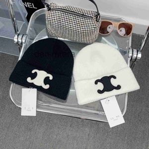 Bonnet Classic Cap Hat Tricoté Designer Chapeaux de cheveux de lapin pour femmes Site officiel Synchronisé hommes et femmes épaissis pour la chaleur s LL0Y