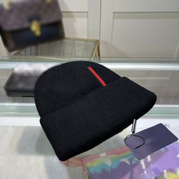 Bonnet de créateur bonnet de luxe bonnet de mode simple bonnet tricoté une variété de couleurs pour choisir des cadeaux de vacances couples avec le voyage