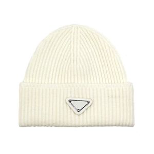 Bonnet designer bonnet chapeau pour hommes chapeau de laine hiver voyage en plein air couleur unie casquettes de crâne unisexe lettres en cachemire chapeaux tricotés décontractés à la mode pj019