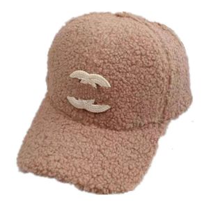 Bonnet chapeau hiver designer chapeaux Brandch Curlywigs Curlywigs Bonnet Caps mascules Men Femmes Boy Girl Lettre de baseball CC Étiquette Duck Tongue Laine Headgear 111E