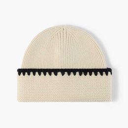 Beanie Skull Caps Automne et hiver Nouveau chapeau tricoté à rayures colorées fait à la main avec une grande tête pour la chaleur extérieure des femmes et un chapeau en laine épaissi