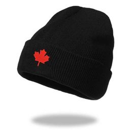 Gorro de gorro/calavera otoño invierno ca rojo maple hoja bordada gorro de acrílico gorro de acrílico hombres y mujeres casuales todos coinciden lana caliente tapas frías W125