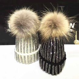 Beanie / Skull Caps KNB013 Extraíble Invierno Cálido Piel Pom pom Sombreros de punto Mujeres Hecho a mano Rayas Rhinestone Huesos Skullies Gorro con bola de piel de 15 cm T221020