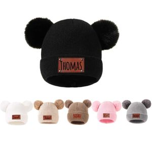 Bonnet/Casquettes de crâne Bonnets de bébé nouveau-né personnalisés Bonnets en cuir pour bébé Bonnet pour bébé avec nom Bébé Chapeaux tricotés chauds avec Pom YQ240207