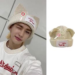 Beanie/Skull Caps Stray Kids Muts Kat Oren Kpop Gebreide Muts Jongen Meisje Hoeden Beanie Caps Met Metalen Pin Felix Hyun-Jin Lee Accessoires 230826