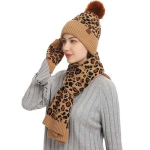 Beanie/Skull Caps De nieuwe herfst/winter 2021 Gebreide hoed wollen hoed vrouwen chic en buitenlandse luipaardprint warme hoed sjaalhandschoenen driemaal set