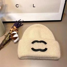 Bonnets Bonnet de marque pour hommes et femmes, chapeau d'automne et d'hiver, petit style de parfum, mode chaude, tout-assorti, lettre CE tricotée