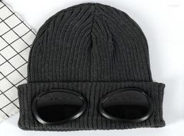 Capes de bonnet des femelles 2022 Femmes hivernales tricot Hip Hop Boneie avec décoration de lunettes Femelle Pilot Skull Cap Skull H3 Wend221421576