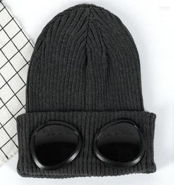 Capes de bonnet des femelles 2022 Femmes hivernales tricot Hip Hop Boneie avec décoration de lunettes Femelle Pilot Skull Cap Skull H3 Wend227797287