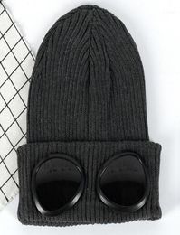 Capes de bonnet des gabarits 2022 Femmes hivernales Banie hip hop tricoté avec décoration de lunettes Femelle Pilot Skull Cap Hat H34380527
