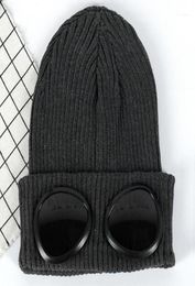 Capes de bonnet des femelles 2022 Winter Femmes Tricot Hip Hop Boneie avec des lunettes Décoration Femme Pilot Skull Cap Skull Hat H34215644