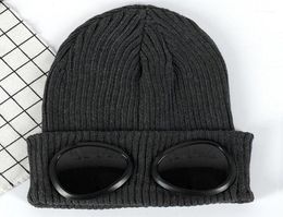 Capes de bonnet des femelles 2022 Femmes d'hiver Banie hip hop tricot avec décoration de lunettes de style pilote féminin Hat de crâne H37830452