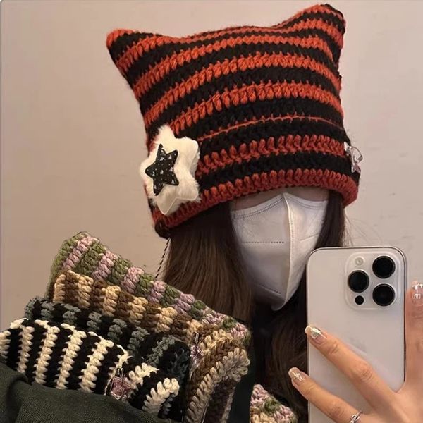 BeanieSkull Caps Bonnets faits à la main Chapeau mignon Fivestar Streetwear Oreille de chat rayé diable hiver chaud pull tricoté bonnet pompon Bonnets pour femmes 231027