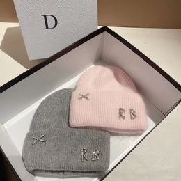 BeanieSkull Caps Réel De Fourrure De Lapin Diamants Lettre Bonnets Chapeaux Pour Femmes Hiver Chaud Tricoté Chapeau Célèbre Marque Dame Casual Bonnet Casquette De Ski 231027