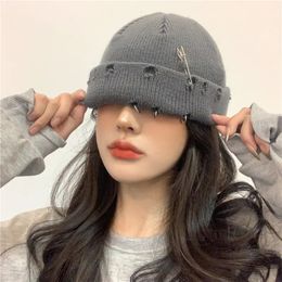 BeanieSkull Caps Invierno Harajuku Y2K Sombrero de punto Mujeres Moda Cálido Grueso Hombres Hip Hop Pin Hole Skullcap Sombrero corto Unisex Gorra básica 231216