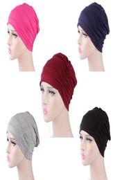 Beanieskull Caps femmes Turban Hat India Muslim Ruffle Chemo Ladies Bamans Scarf Enveloppe Elastic Stretchy Cap solide Color 15591060