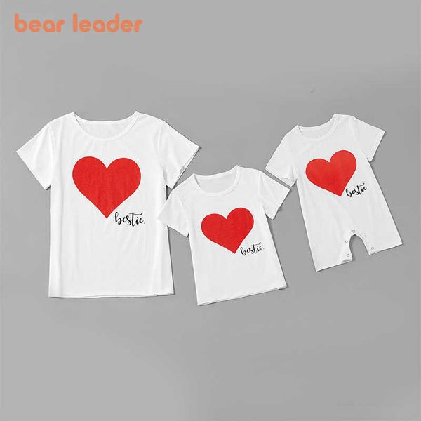 Ours Leader Famille Tenues Assorties Mode Mère Filles Coeur Imprimer D'été T-Shirts Enfants Bébé Costumes Décontractés Maman Vêtements 210708