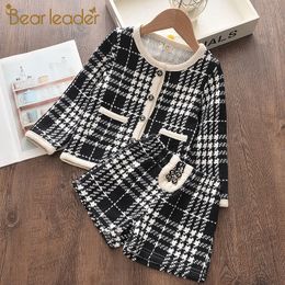 Conjunto de ropa para niñas Bear Leader, nueva marca de ropa para niñas, traje de manga larga a cuadros para niños, Top + pantalón, 2 uds, ropa elegante para niños, atuendo LJ200915