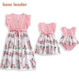 Beer leider zomer moeder dochter jurken bloemen casual bowtie kleding familie matching outfit moeder meisjes en baby patchwork pak 210708