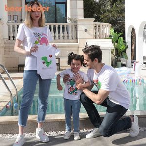 Beer leider zomer t-shirts mode familie matching t-shirts cartoon print casual kleding papa mom jongens meisjes leuke tops 210708