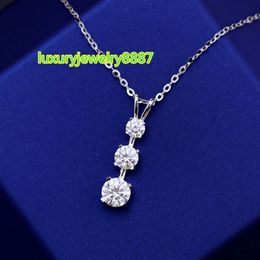 Collar con colgante de diamante moissanita redondo de 6,5 mm, 5 mm y 4 mm de diseño hermoso y elegante en oro blanco de 14 k