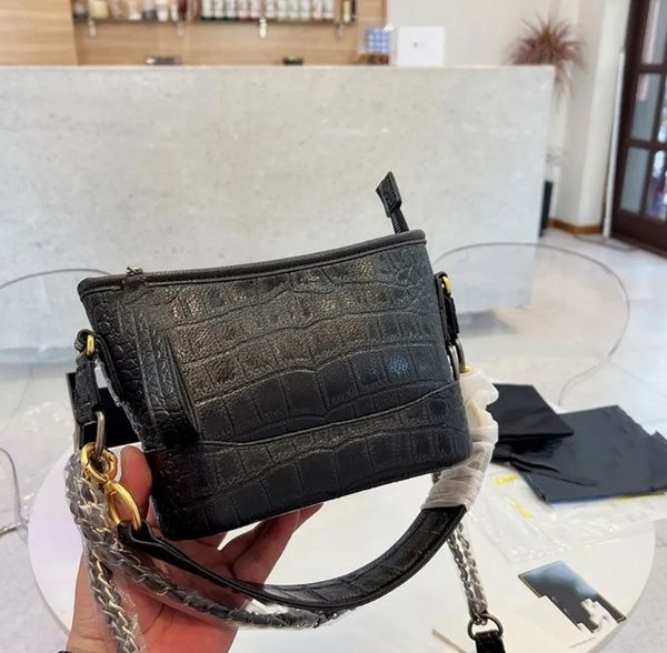 Bolso hermoso y funcional Bolso de cuero negro genuino Correas anchas para los hombros Totes de cadena retro de alta capacidad Bolsos de diseñador