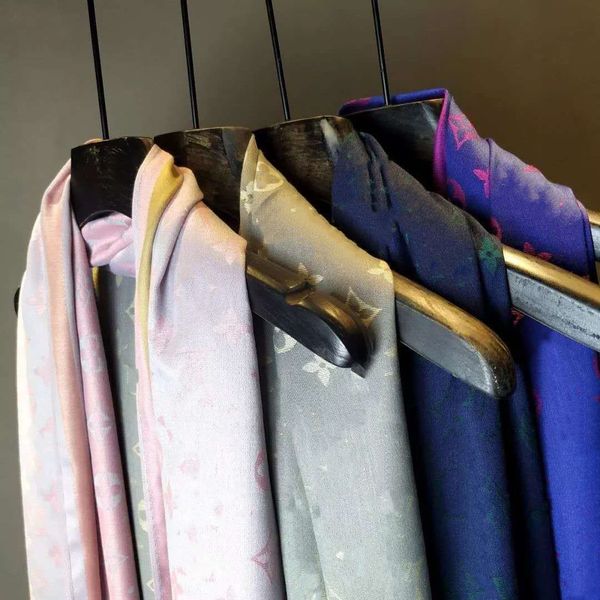Belle écharpe en soie de vente de mode, 180 * 70cm designer lettres de bordure de couleur polyvalentes longues écharpes, châles délicats et élégants