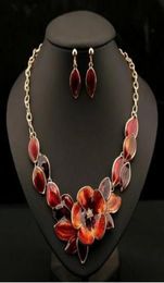 Hermosos conjuntos de joyas para mujer de flores de la flor de 4 colores Declaración de esmalte de oro Postilos de babero Set8603032