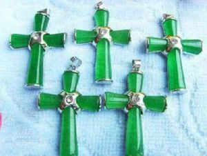 Beau collier pendentif crucifix croix de jade vert