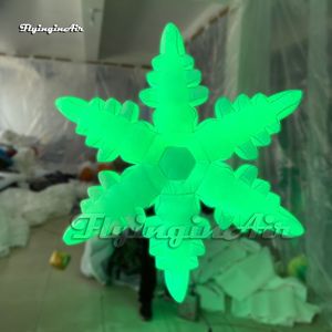 Beau modèle de neige artificielle de grand flocon de neige gonflable éclairé suspendu avec lumière LED RGB pour la décoration de fête d'hiver