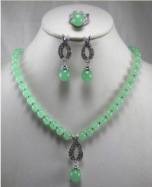 Beau bijoux 8 mm Green Jade Pendant Collier Rague d'oreille Set7109852