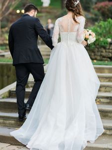 Belle robe de mariée en dentelle, manches trois quarts, boutons au dos, balayage train, plis, robe de mariée en Organza