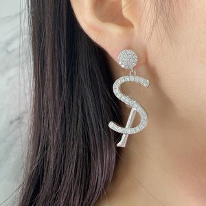 Belles boucles d'oreilles de luxe glacé goujons élégance femme distinctif lettre audacieuse bijoux de créateur esthétique charme boucles d'oreilles bijoux N2zW #
