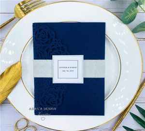 Hermosas invitaciones de boda de bolsillo cortadas con láser en azul marino y rosa con banda para el vientre y tarjeta de confirmación de asistencia que proporcionan impresión 4954233